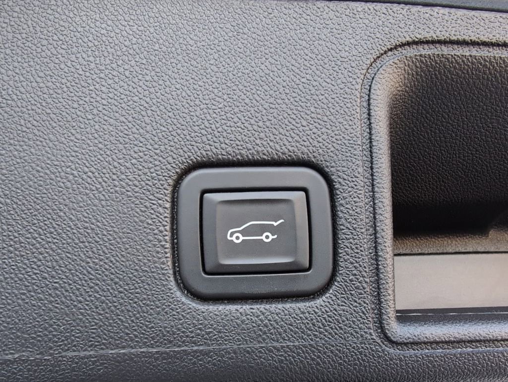 Used 2024 GMC Terrain SLT w/ Infotainment Package II image 12