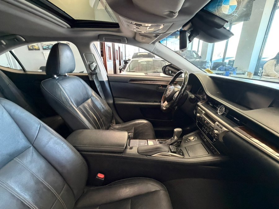 Used 2016 Lexus ES 350 w/ Luxury Package w/Wood Trim FWD image 31