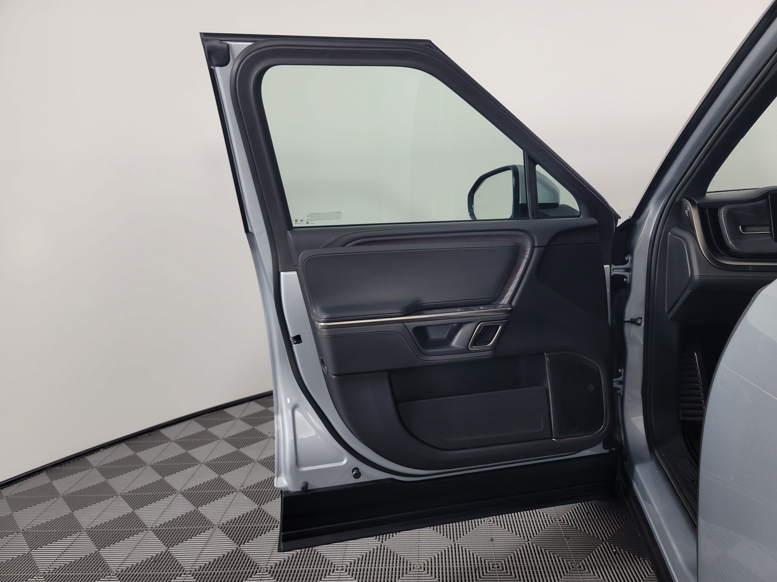 Used 2024 Rivian R1S Adventure AWD/4WD image 16