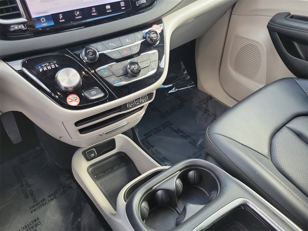 Used 2024 Chrysler Pacifica Touring-L image 16