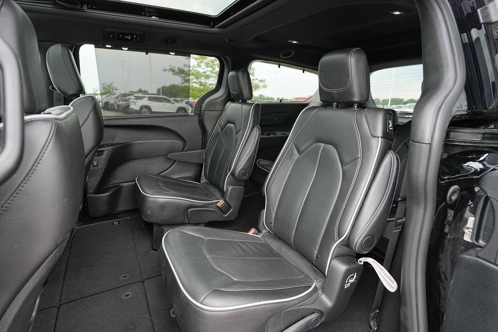 Used 2025 Chrysler Pacifica Limited FWD image 19
