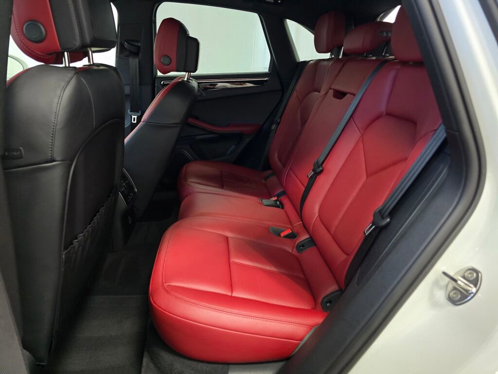 Certified 2025 Porsche Macan image 19