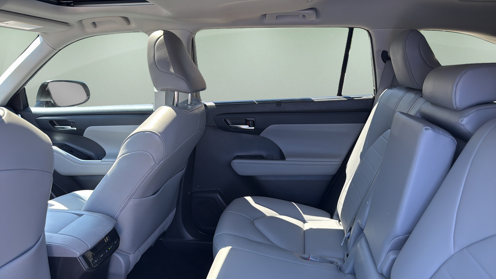 Used 2022 Toyota Highlander XLE FWD image 16