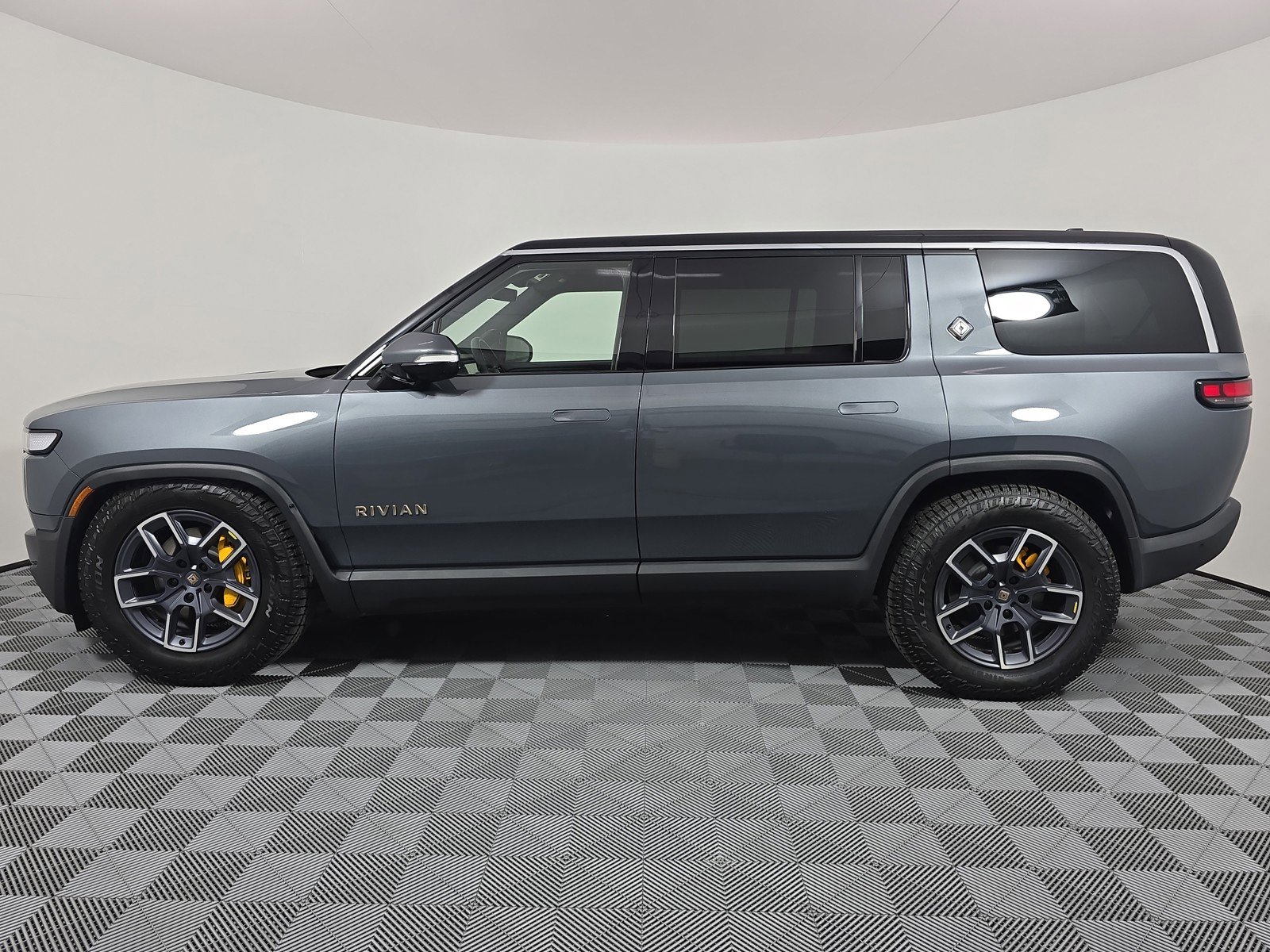 Used 2022 Rivian R1S Launch Edition AWD/4WD image 2