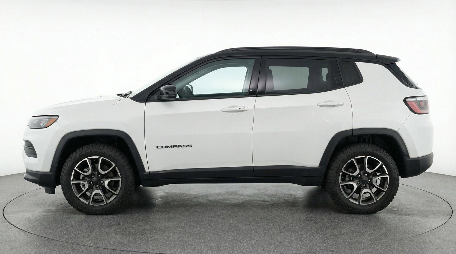 Used 2025 Jeep Compass Trailhawk AWD/4WD image 5