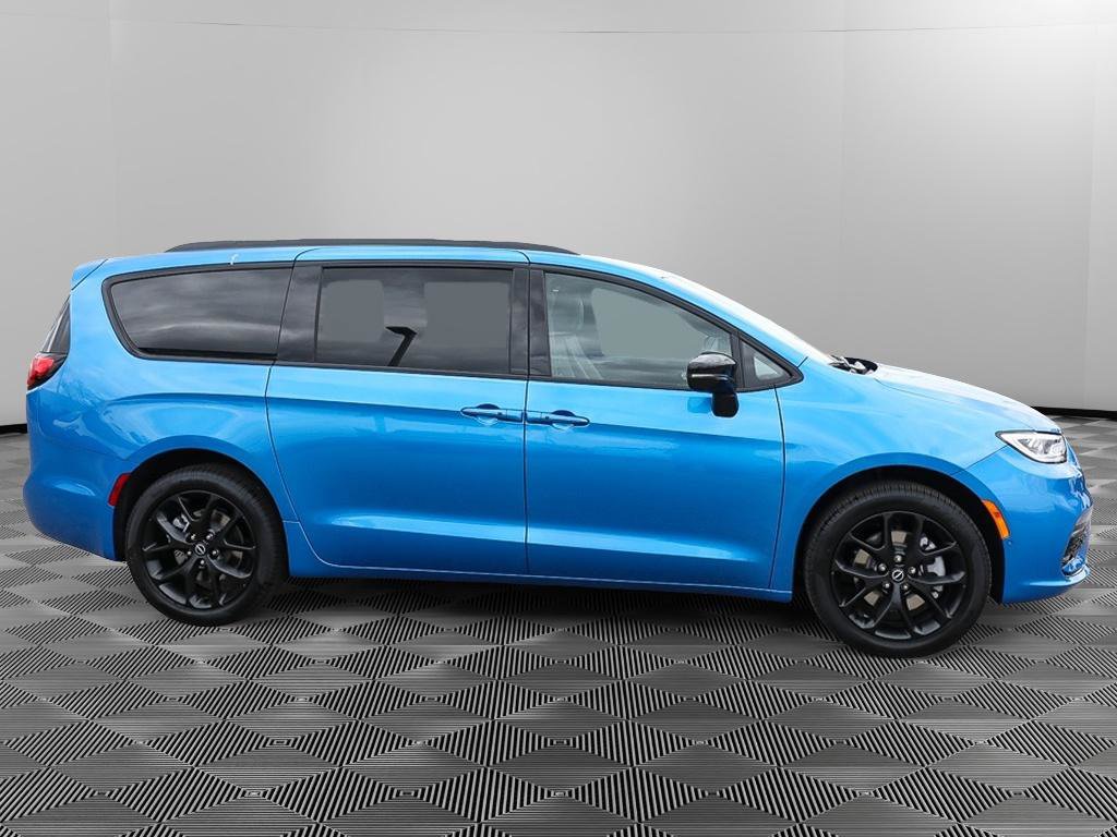 New 2026 Chrysler Pacifica Select AWD/4WD image 8