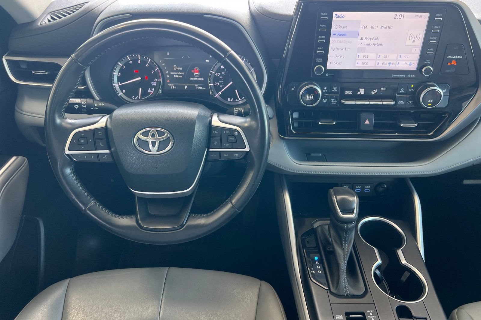 Used 2022 Toyota Highlander XLE AWD/4WD image 11