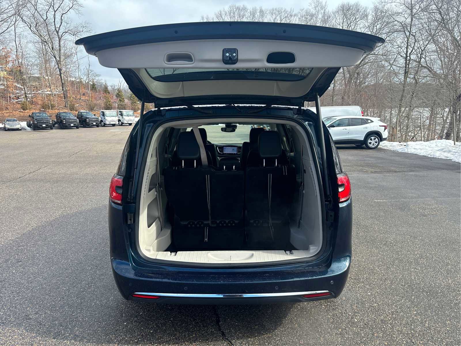 Used 2023 Chrysler Pacifica Touring-L image 13