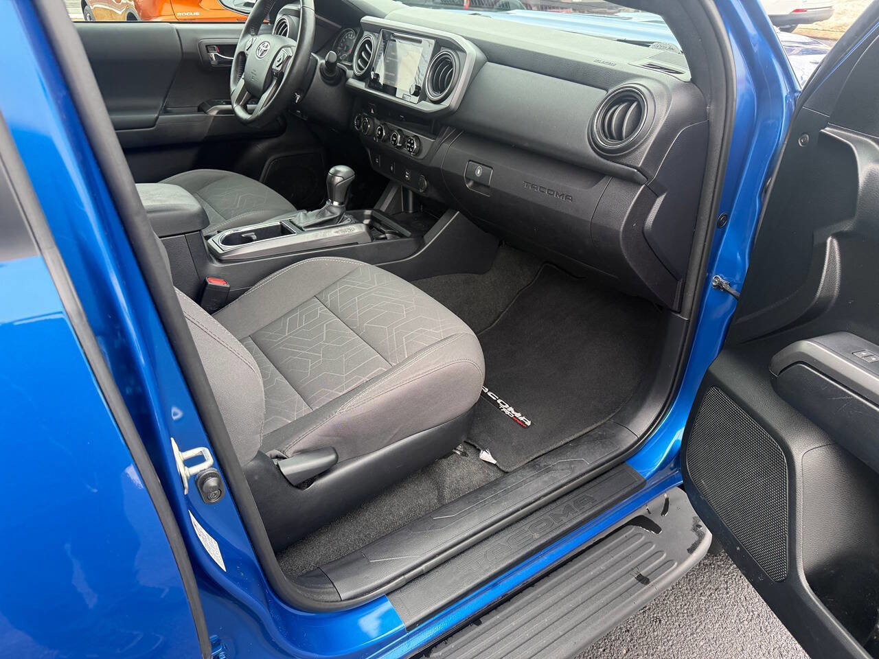 Used 2017 Toyota Tacoma TRD Sport w/ Tow Package (A/T) image 8