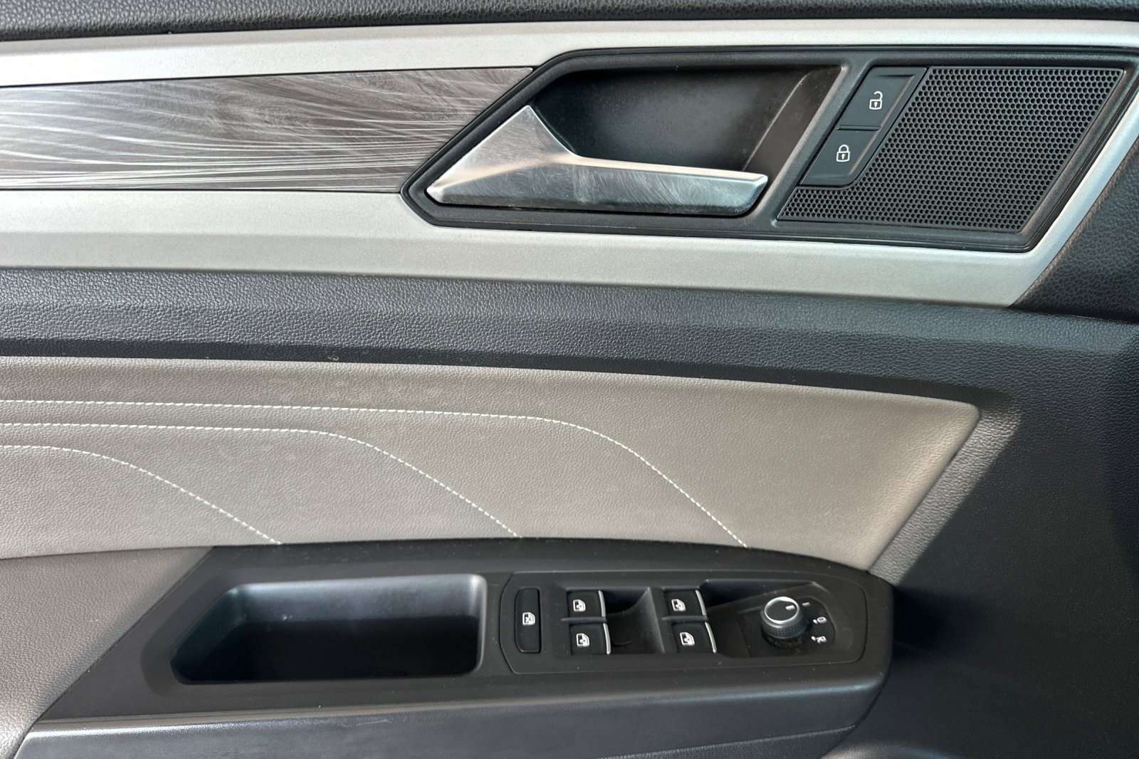 Used 2022 Volkswagen Atlas Cross Sport SE image 11