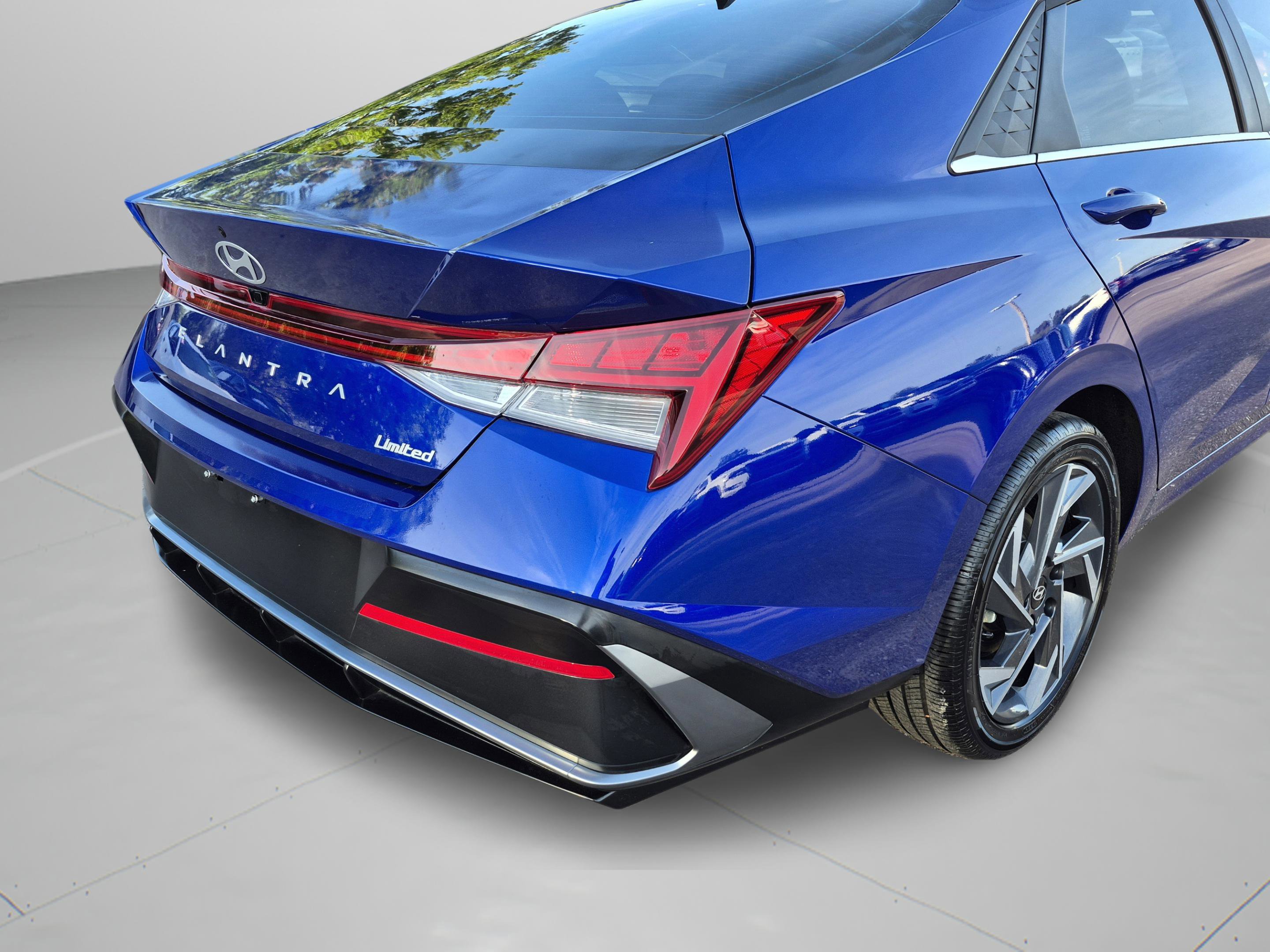 Used 2025 Hyundai Elantra Limited FWD image 36