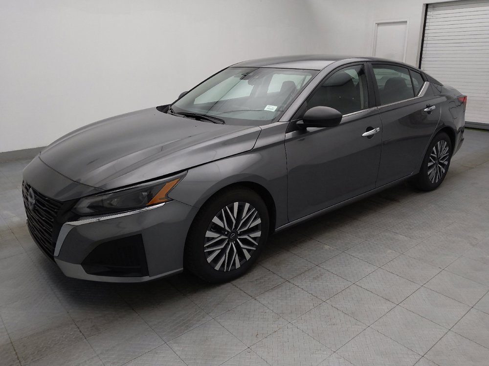 Used 2024 Nissan Altima 2.5 SV image 2