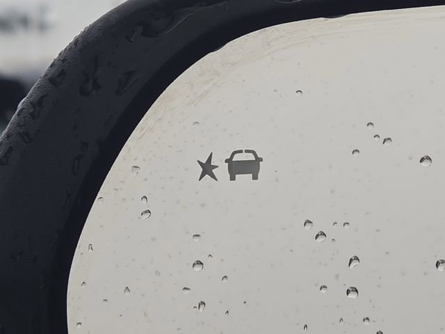 Used 2025 GMC Acadia AT4 w/ Luxury Package image 12