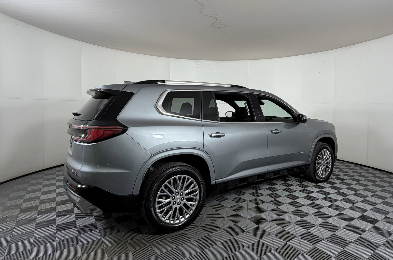 Used 2025 GMC Acadia Denali image 4