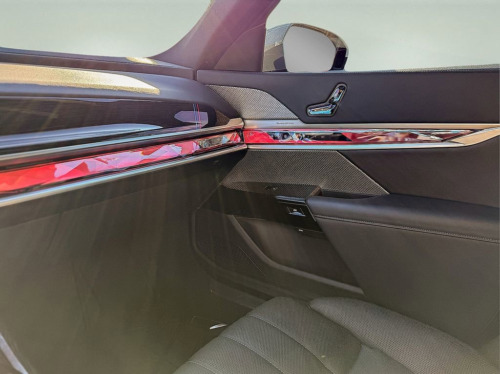 Used 2025 BMW 760i xDrive w/ Executive Package image 30