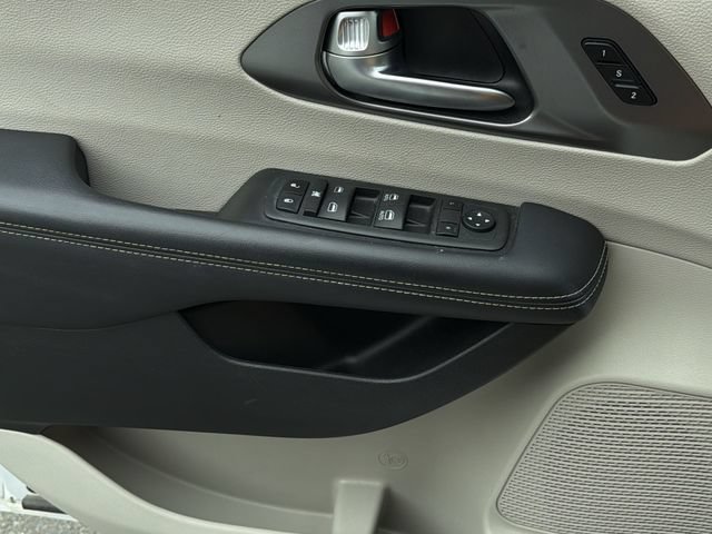 Used 2023 Chrysler Pacifica Touring-L FWD image 30