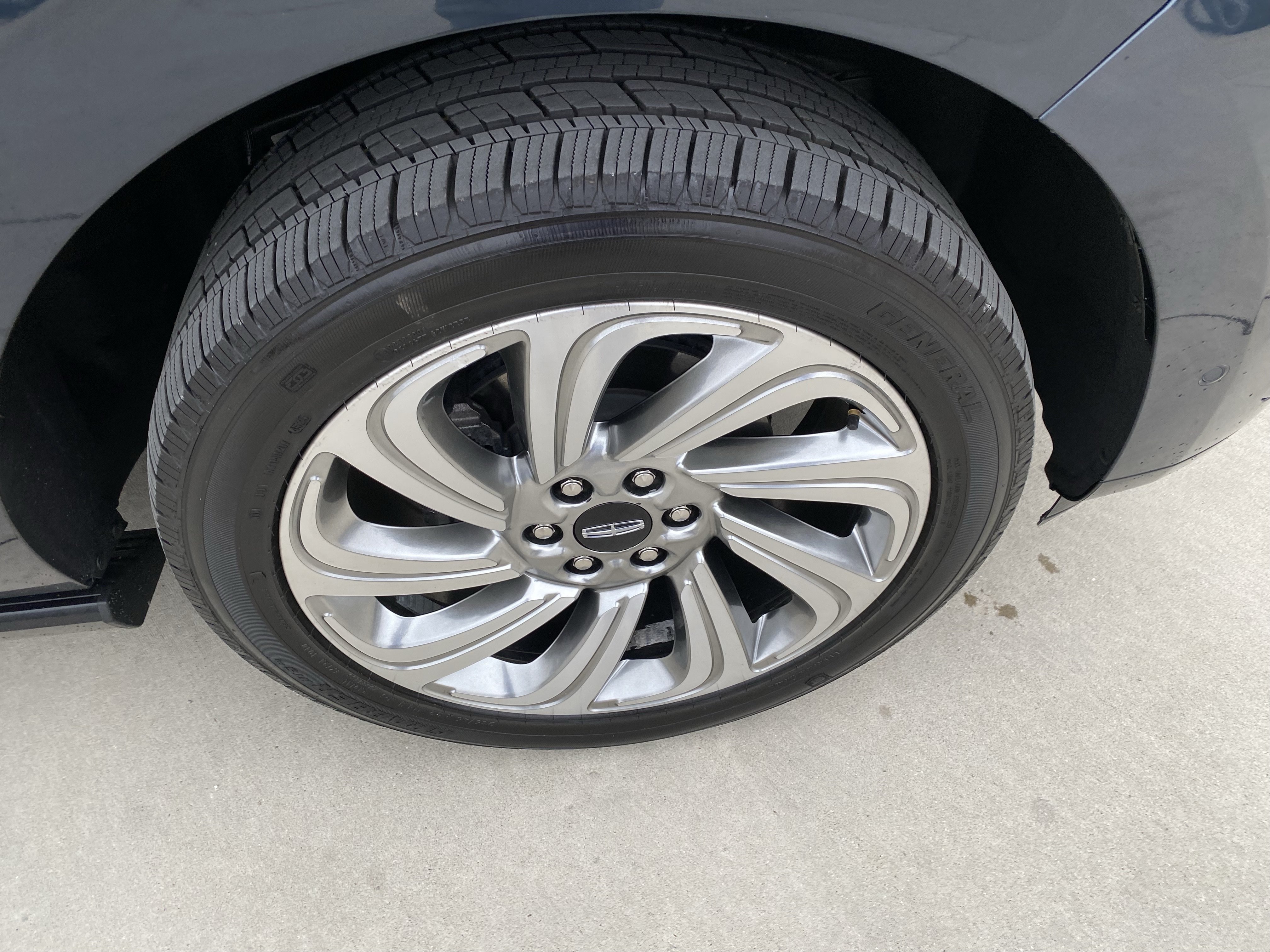 Used 2024 Lincoln Navigator Reserve AWD/4WD image 2