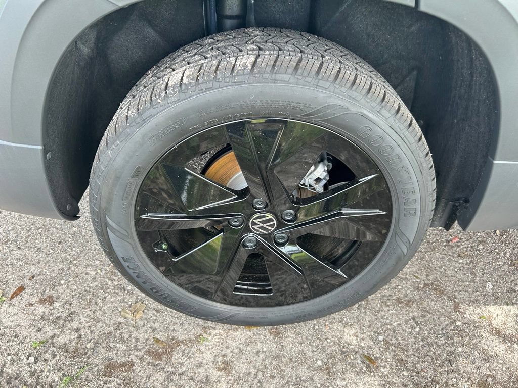 New 2026 Volkswagen Taos SE FWD image 25