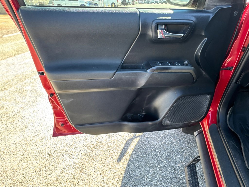 Used 2019 Toyota Tacoma TRD Off-Road image 10