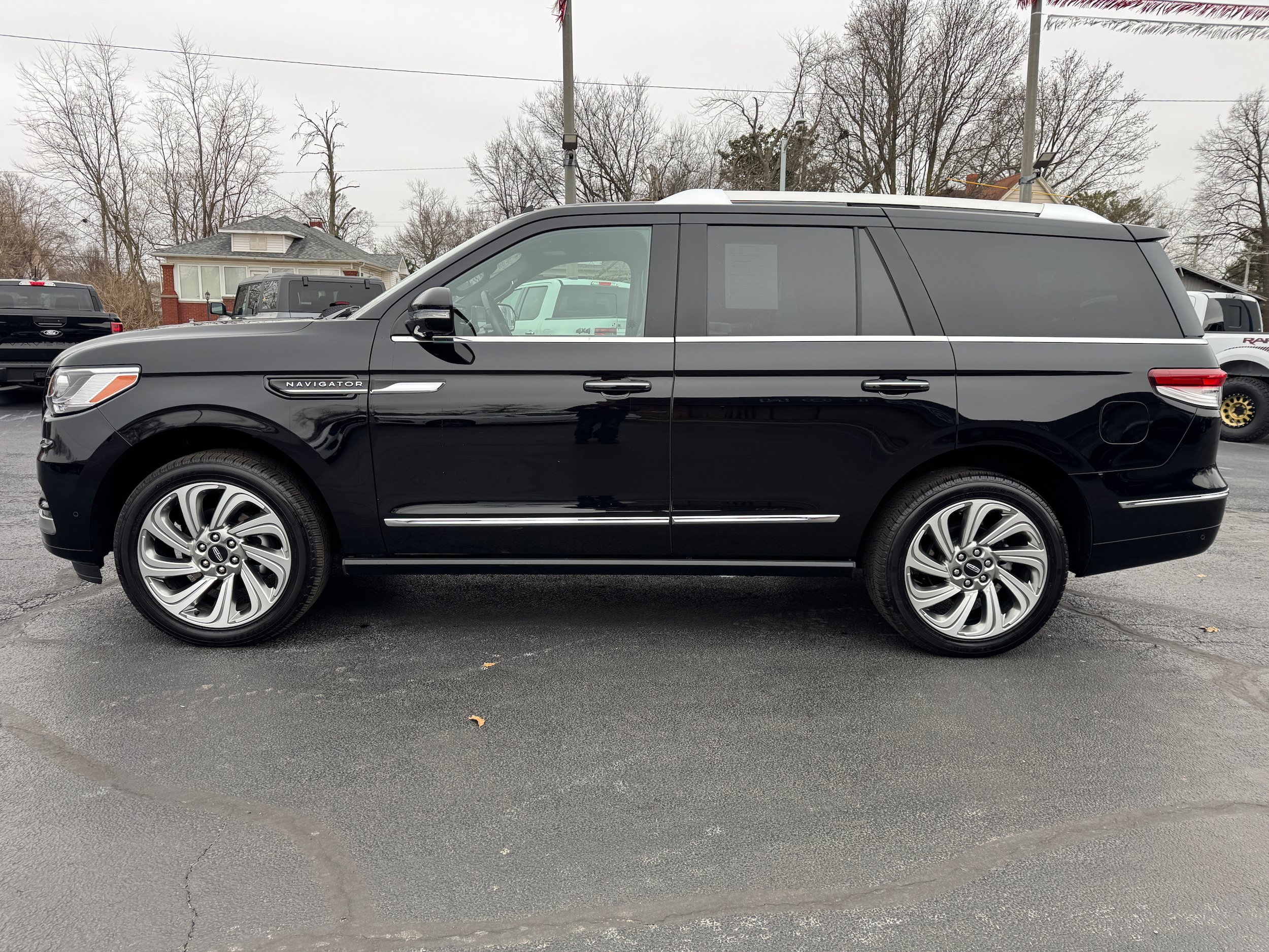 Used 2024 Lincoln Navigator Reserve AWD/4WD image 4