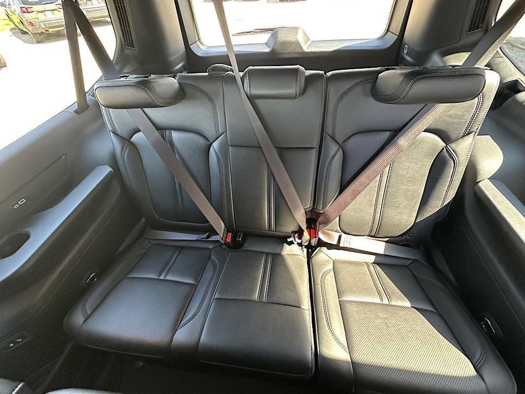 Used 2025 Jeep Wagoneer L Series II w/ 8-pass Seating Package AWD/4WD image 19