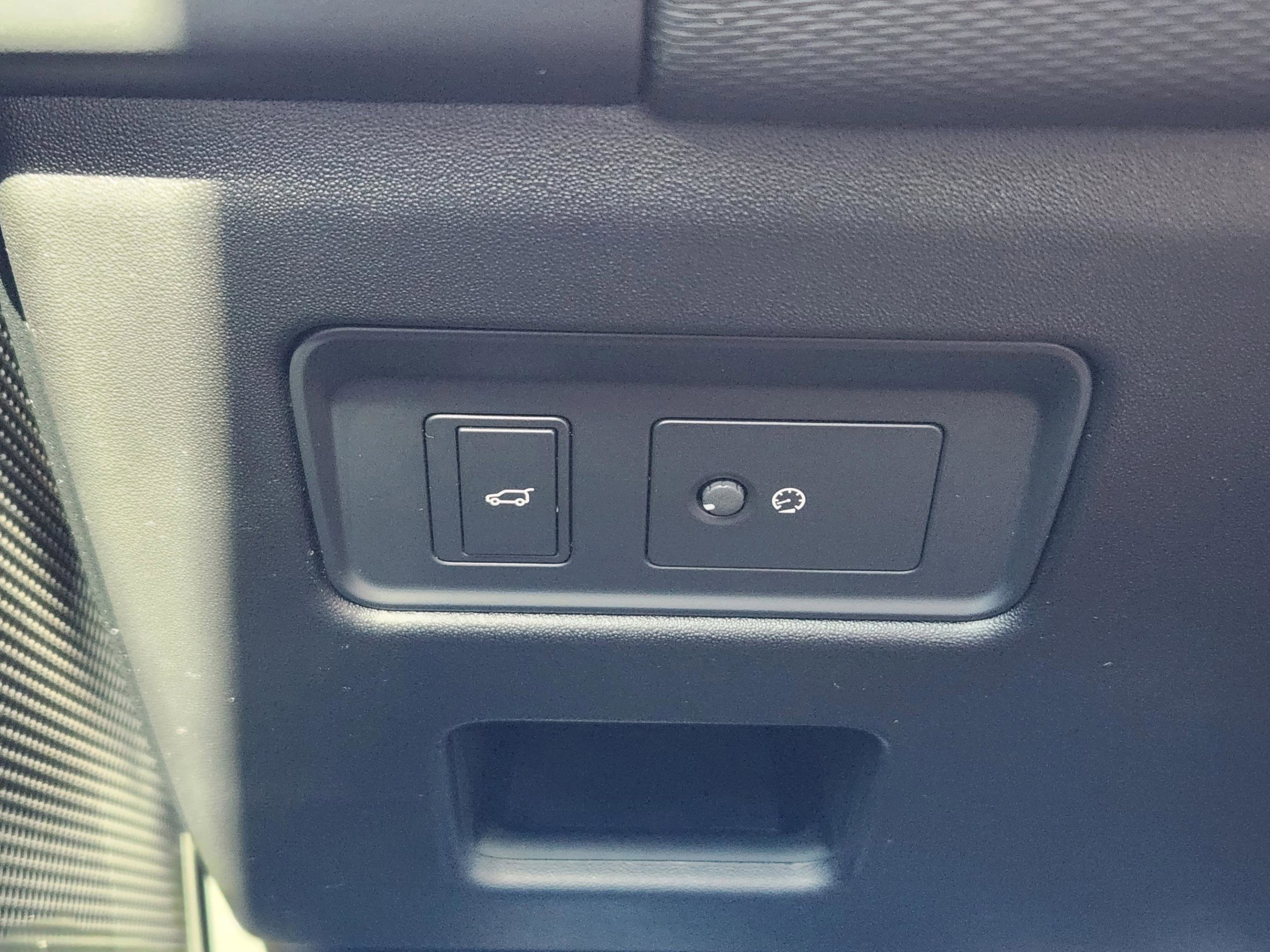 Certified 2025 Land Rover Discovery Dynamic SE image 19