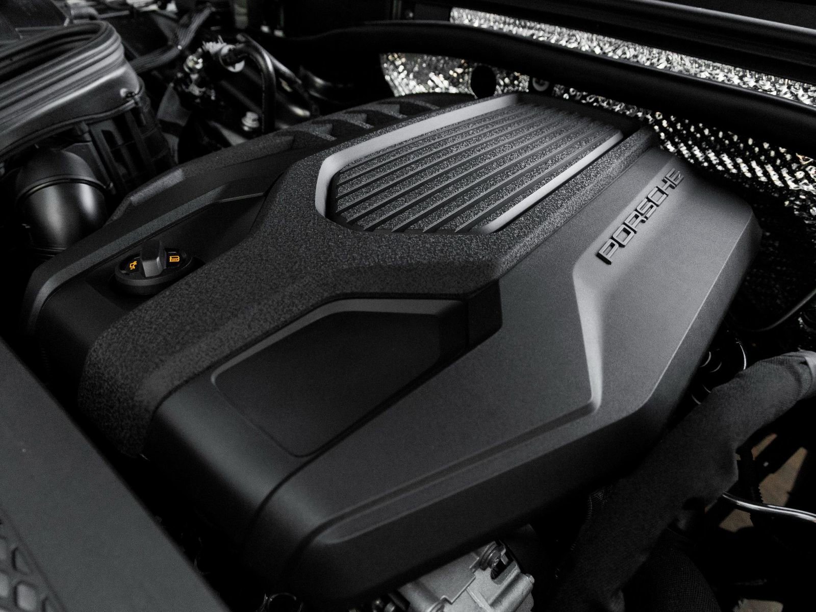 Used 2025 Porsche Macan AWD/4WD image 35