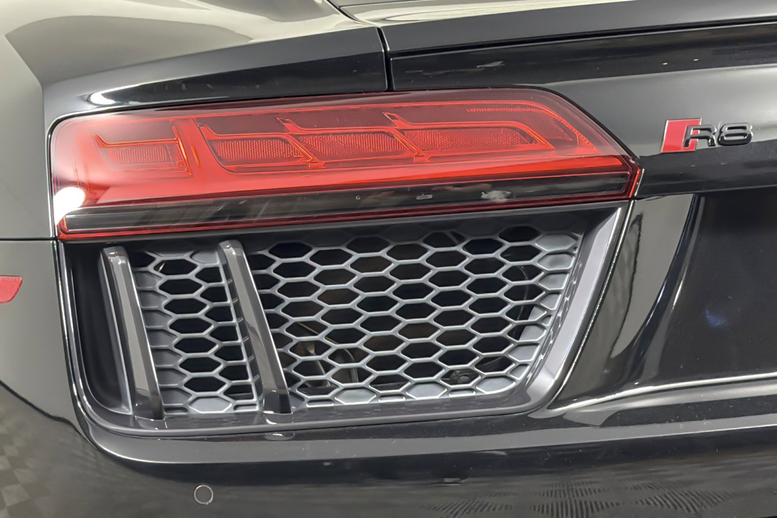 Used 2018 Audi R8 V10 w/ Premium Package RWD image 24