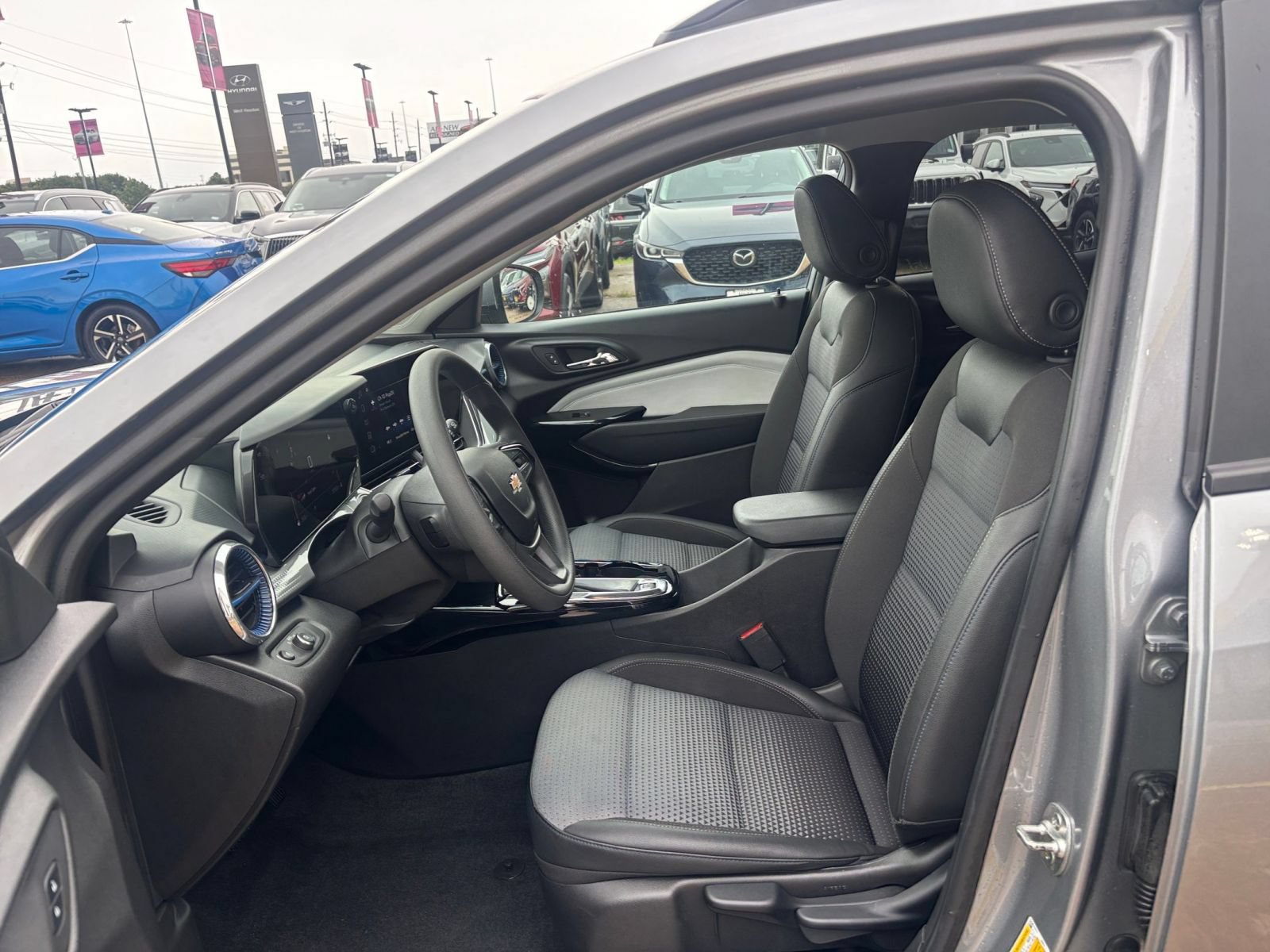 Used 2025 Chevrolet Trax LT FWD image 21