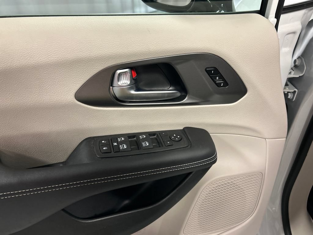Used 2024 Chrysler Pacifica Touring-L w/ Uconnect Theater Family Group FWD image 14