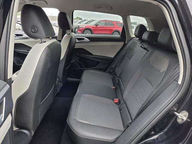 Used 2025 Volkswagen Taos SE FWD image 10