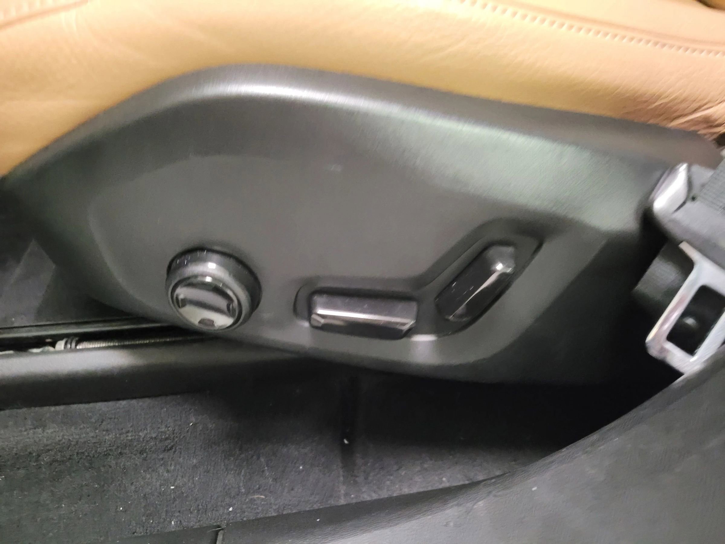 Used 2018 Volvo XC60 T5 Momentum w/ Vision Package image 15