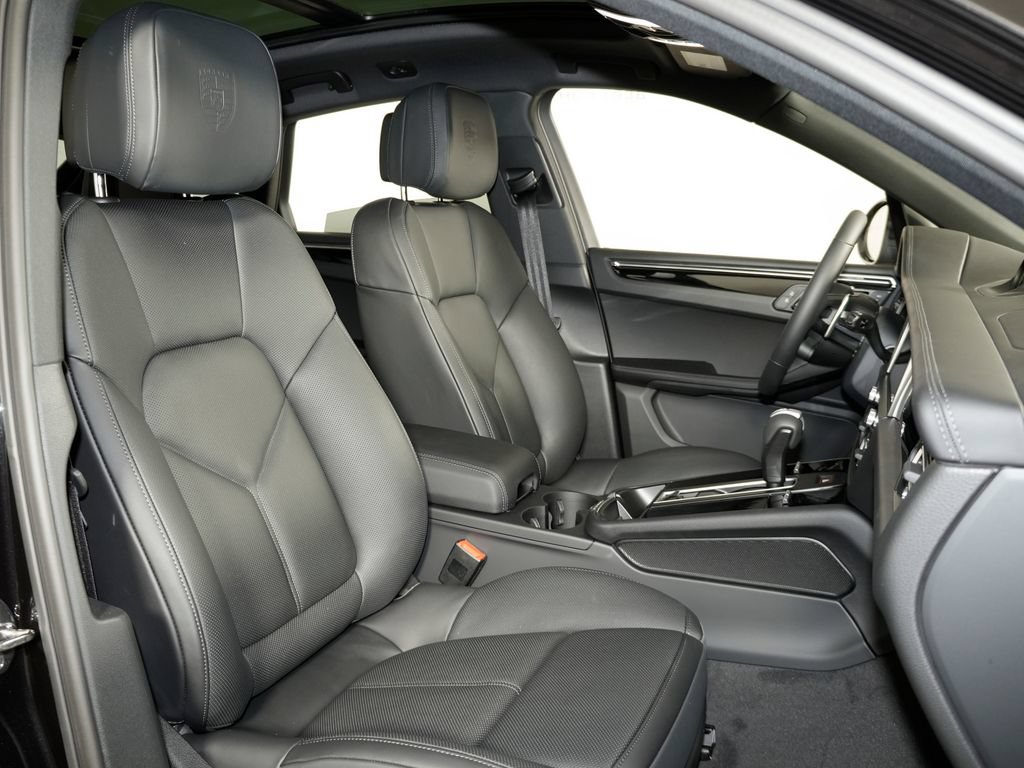 Certified 2026 Porsche Macan Turbo AWD/4WD image 38