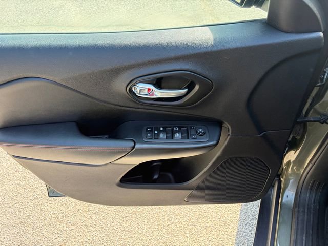 Used 2021 Jeep Cherokee Trailhawk AWD/4WD image 25