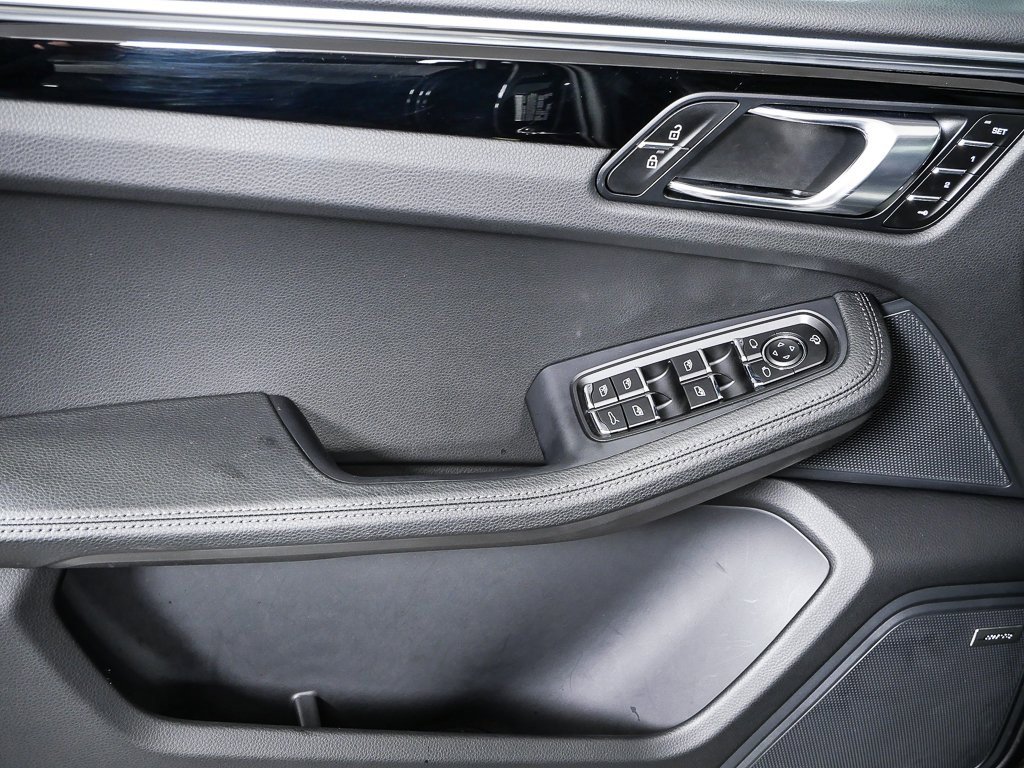 Certified 2025 Porsche Macan image 6