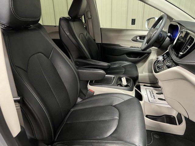Used 2022 Chrysler Pacifica Touring-L image 31