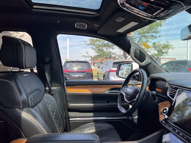 Used 2022 Jeep Grand Wagoneer Series III AWD/4WD image 44