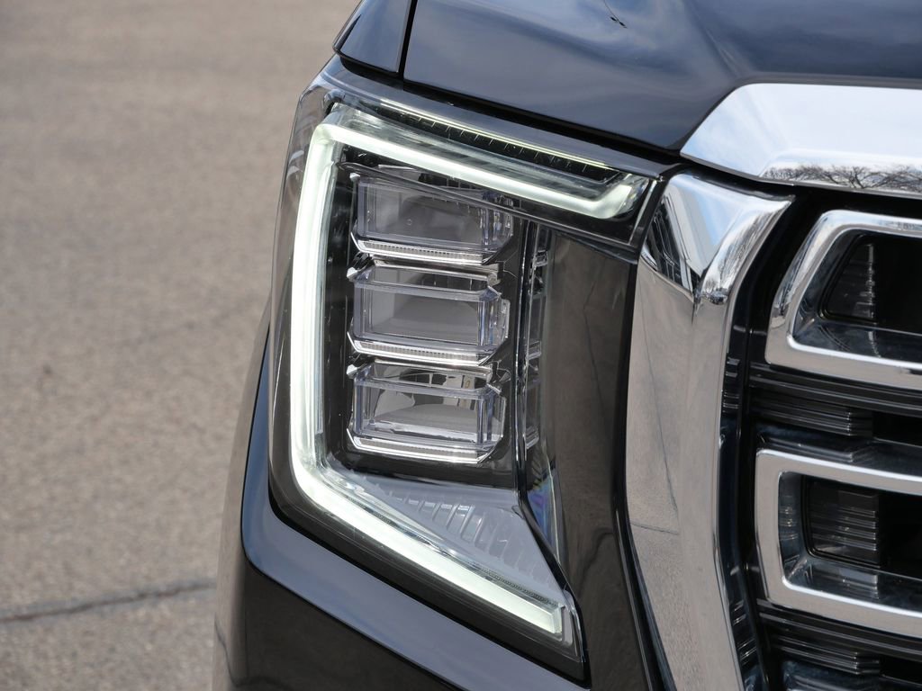 Used 2022 GMC Yukon XL SLT w/ SLT Premium Package image 3