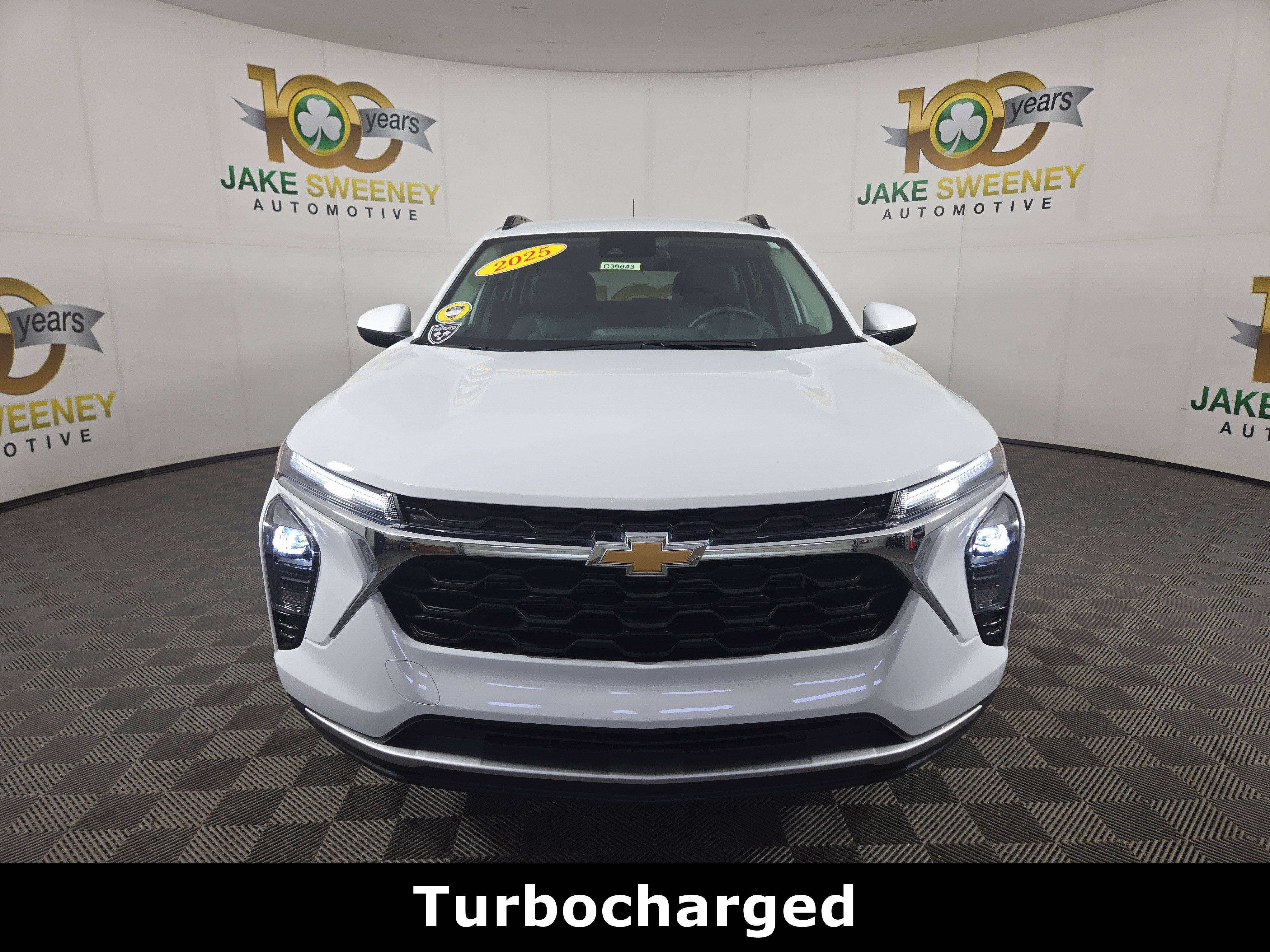 Used 2025 Chevrolet Trax LT w/ LT Convenience Package image 3