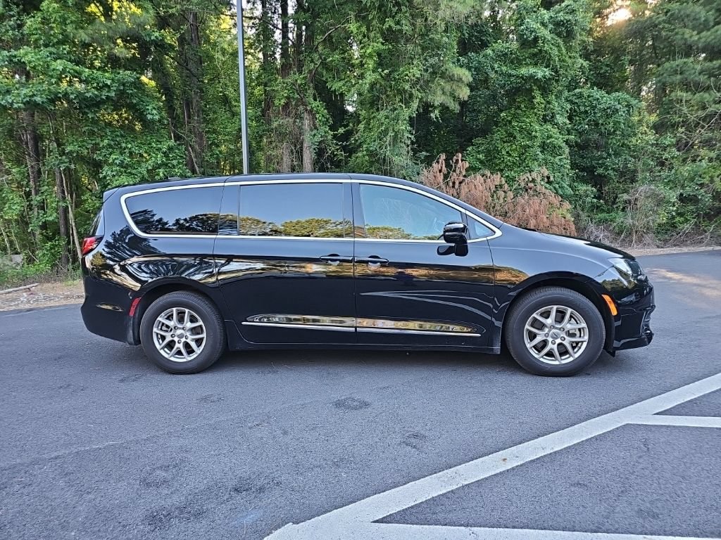 Used 2025 Chrysler Voyager LX FWD image 4