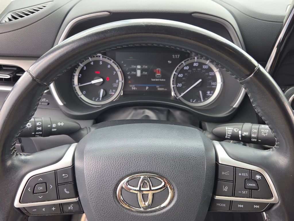Used 2022 Toyota Highlander XLE FWD image 32