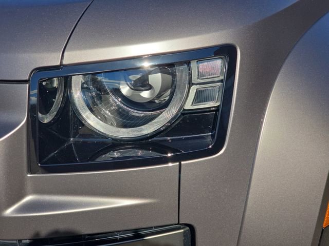 Used 2025 Land Rover Defender 110 image 32