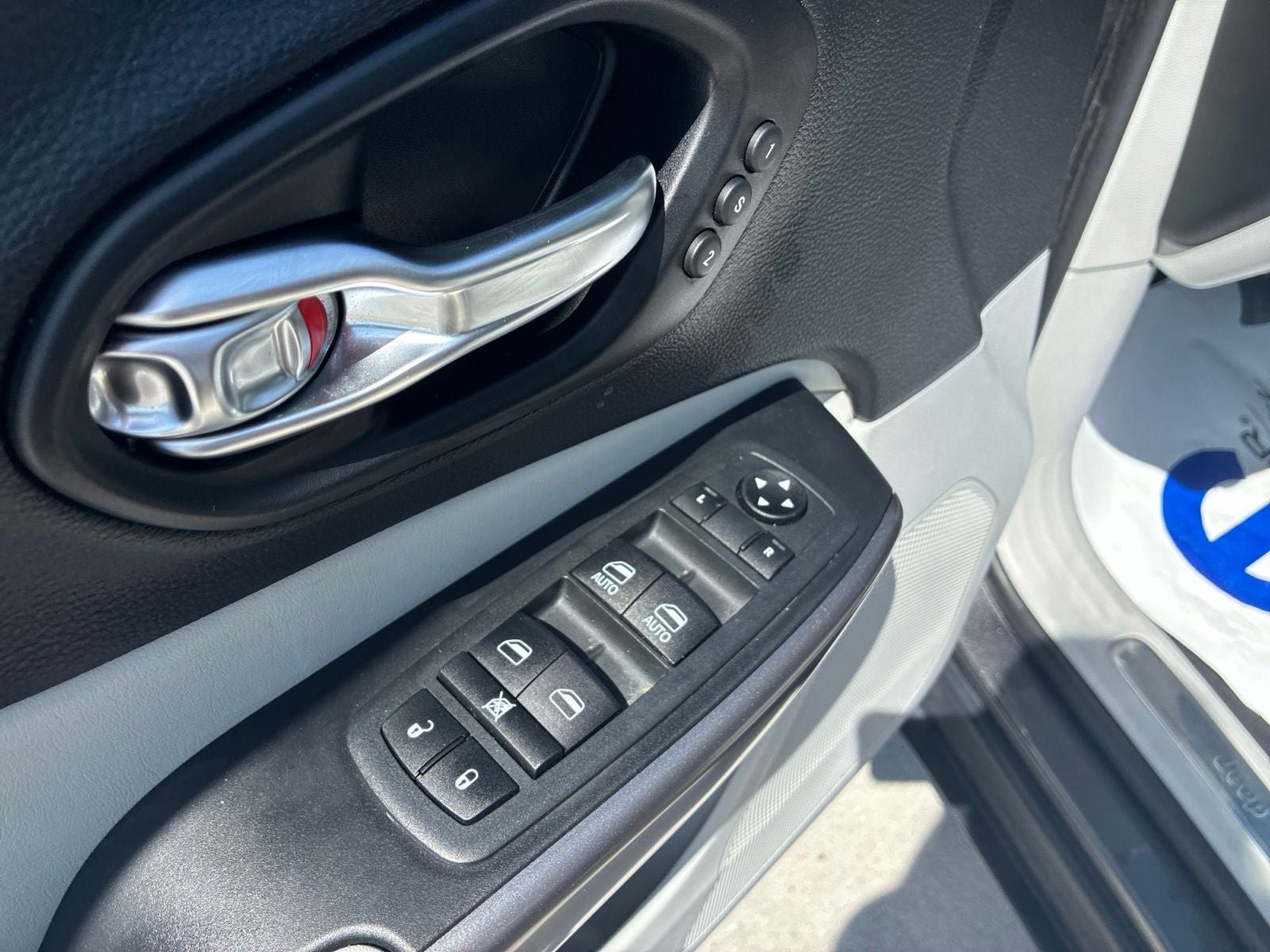Used 2021 Jeep Cherokee Limited AWD/4WD image 14