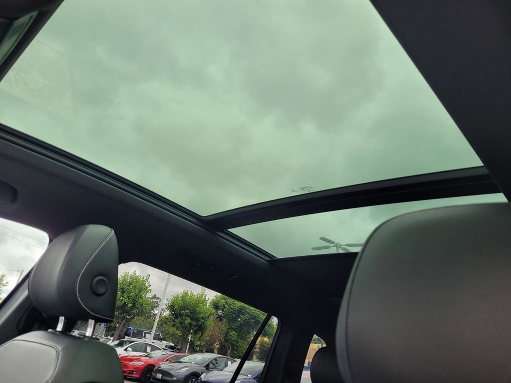 Used 2021 Volkswagen Tiguan SE R-Line image 18