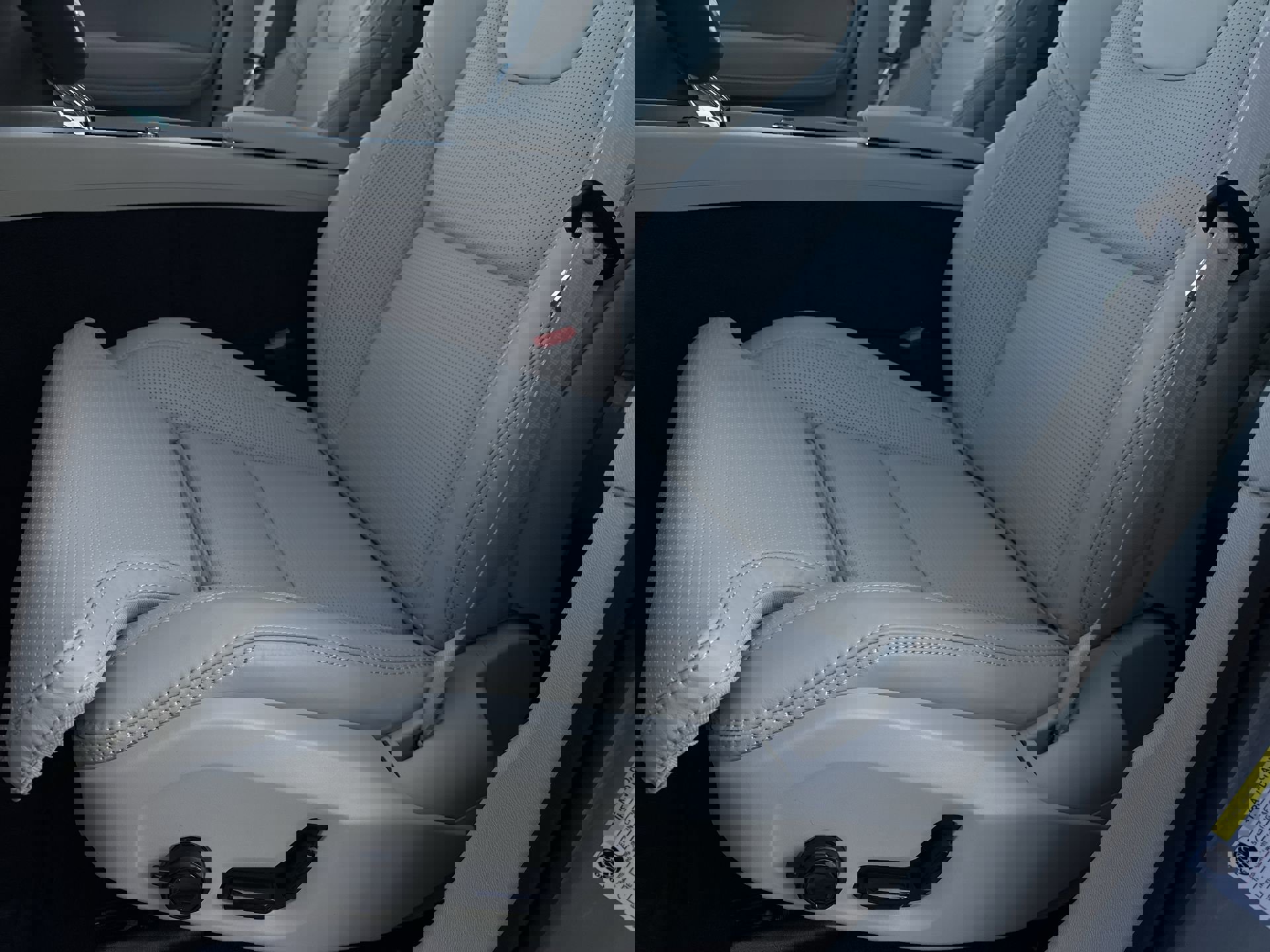 New 2026 Volvo XC60 T8 Ultra w/ Protection Package Premier image 20