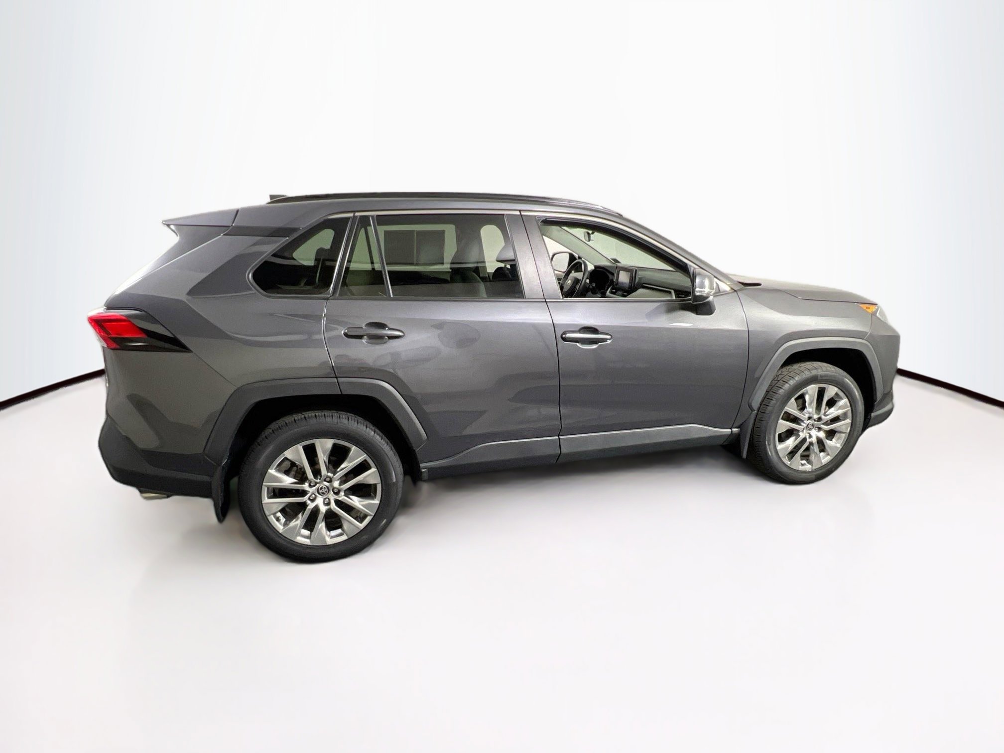 Used 2021 Toyota RAV4 XLE Premium image 4