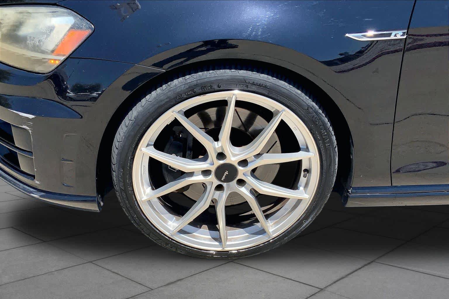 Used 2017 Volkswagen Golf R 4-Door AWD/4WD image 10