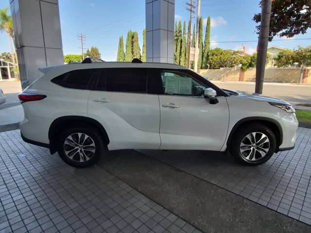 Used 2023 Toyota Highlander XLE AWD/4WD image 4