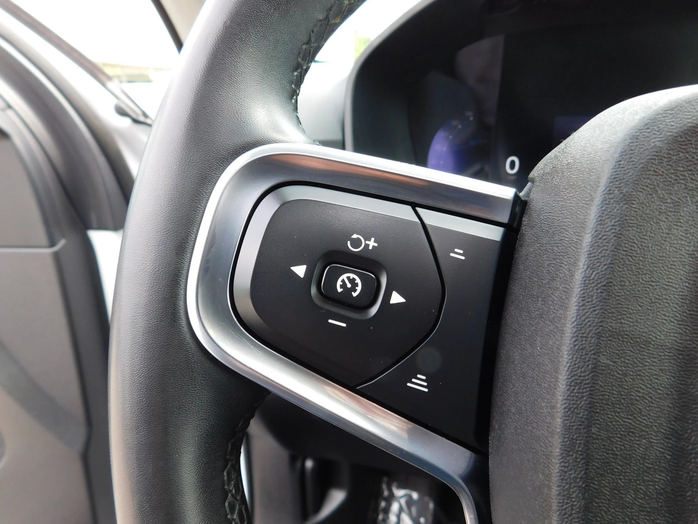 Used 2023 Volvo XC40 B5 Plus w/ Driver Assist Package AWD/4WD image 24