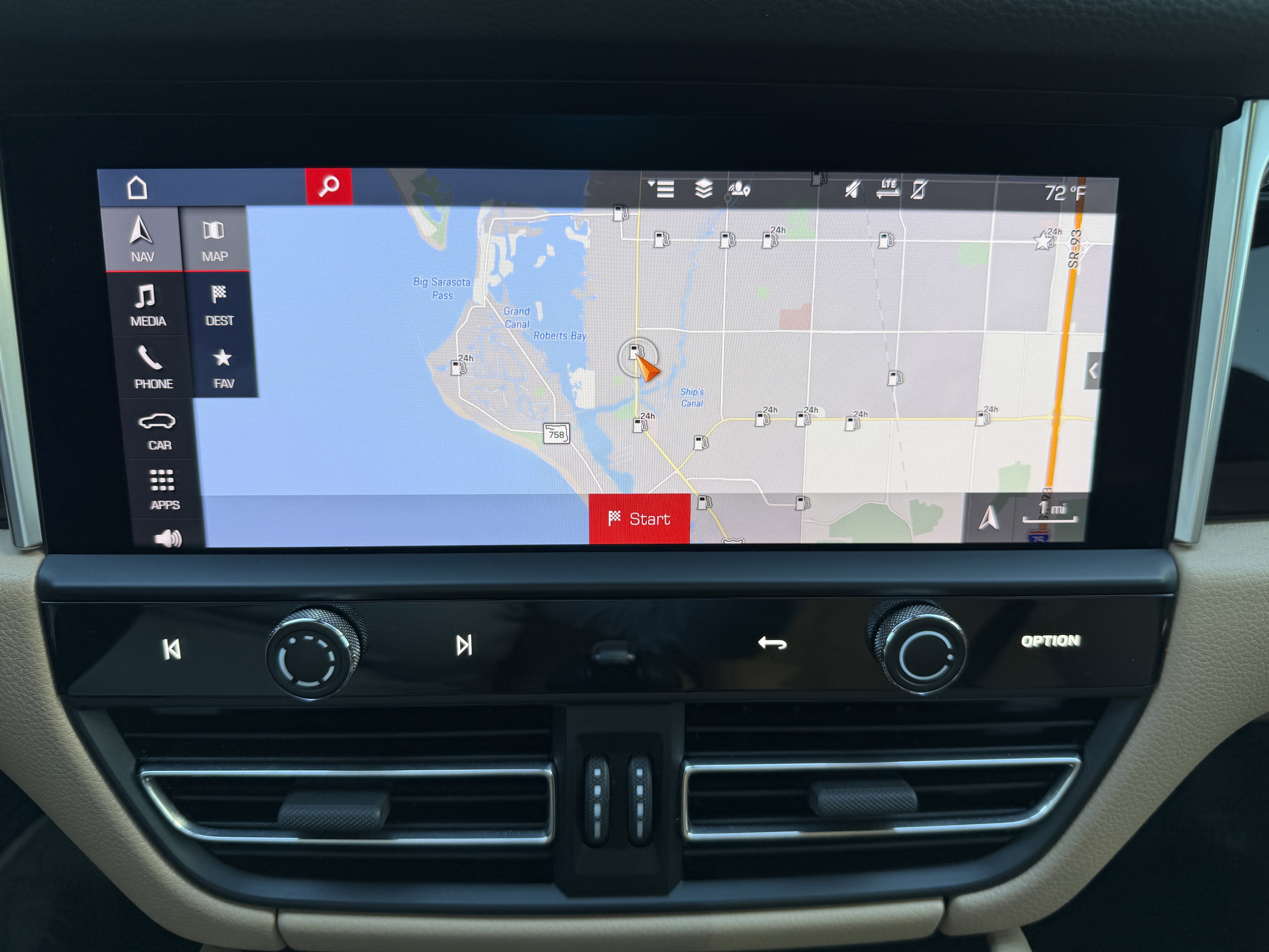 Certified 2022 Porsche Macan image 30